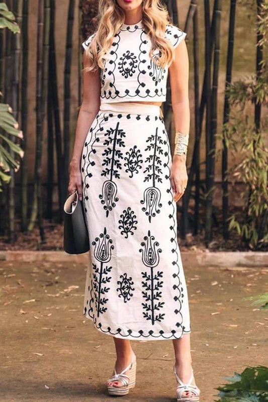Conjunto de top corto con estampado étnico y falda midi cruzada con tirantes
