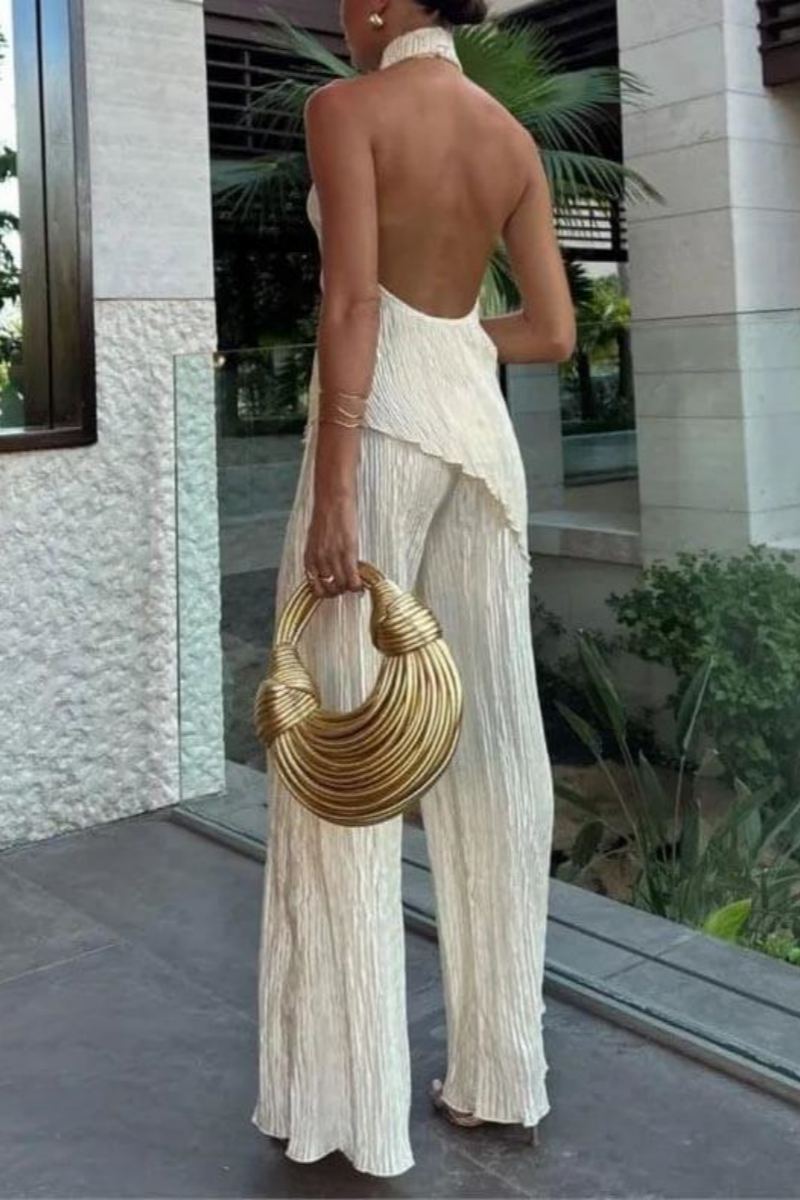Traje informal de pantalón ancho con cintura alta y top sin mangas con cuello halter