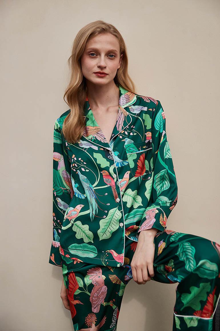 Conjunto de pijama de seda con estampado de loro verde