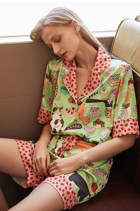 Conjunto de pijama con pantalones cortos y gato de color café