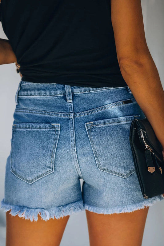 Pantalones cortos vaqueros rasgados de estilo casual y moderno