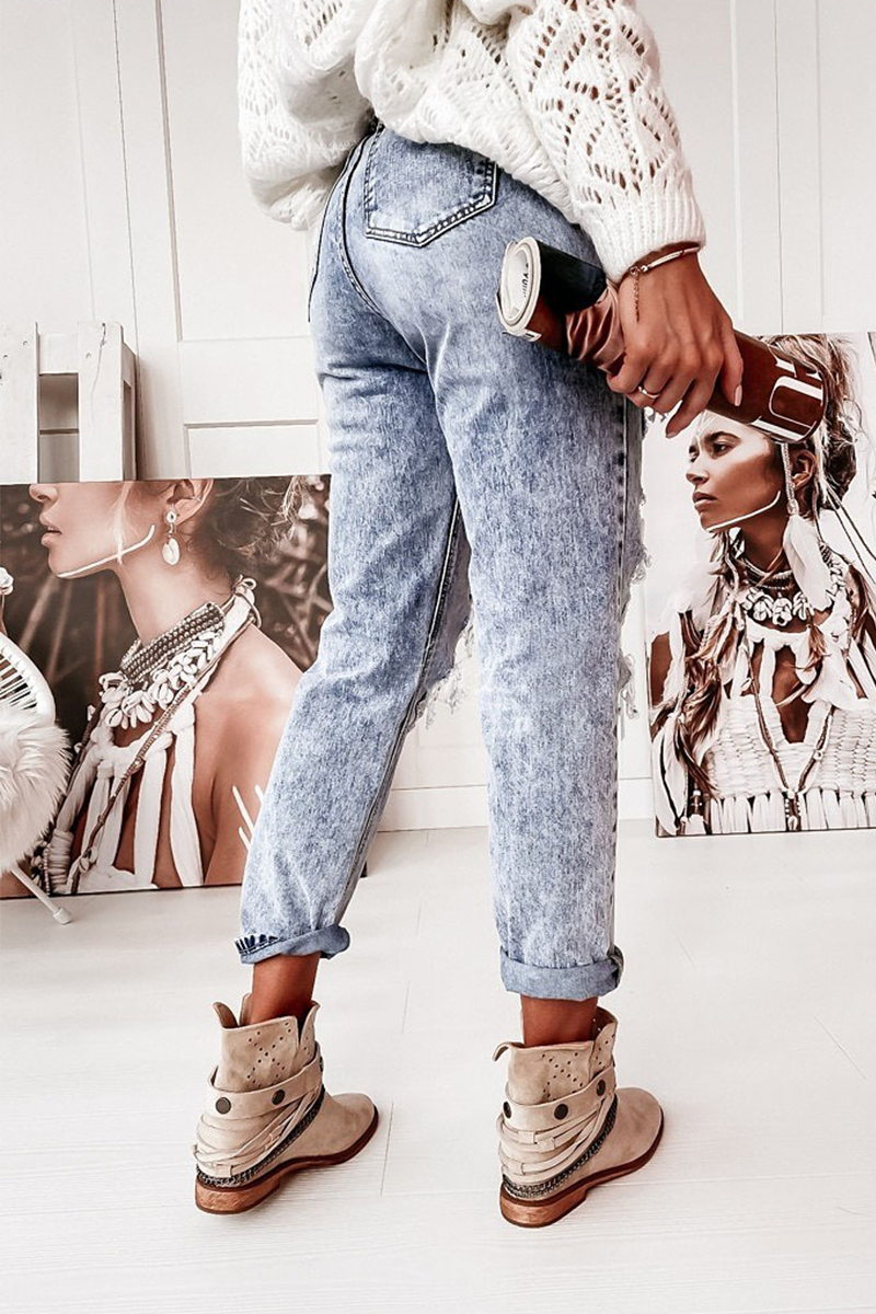 Vaqueros regulares con agujeros y rotos de estilo urbano