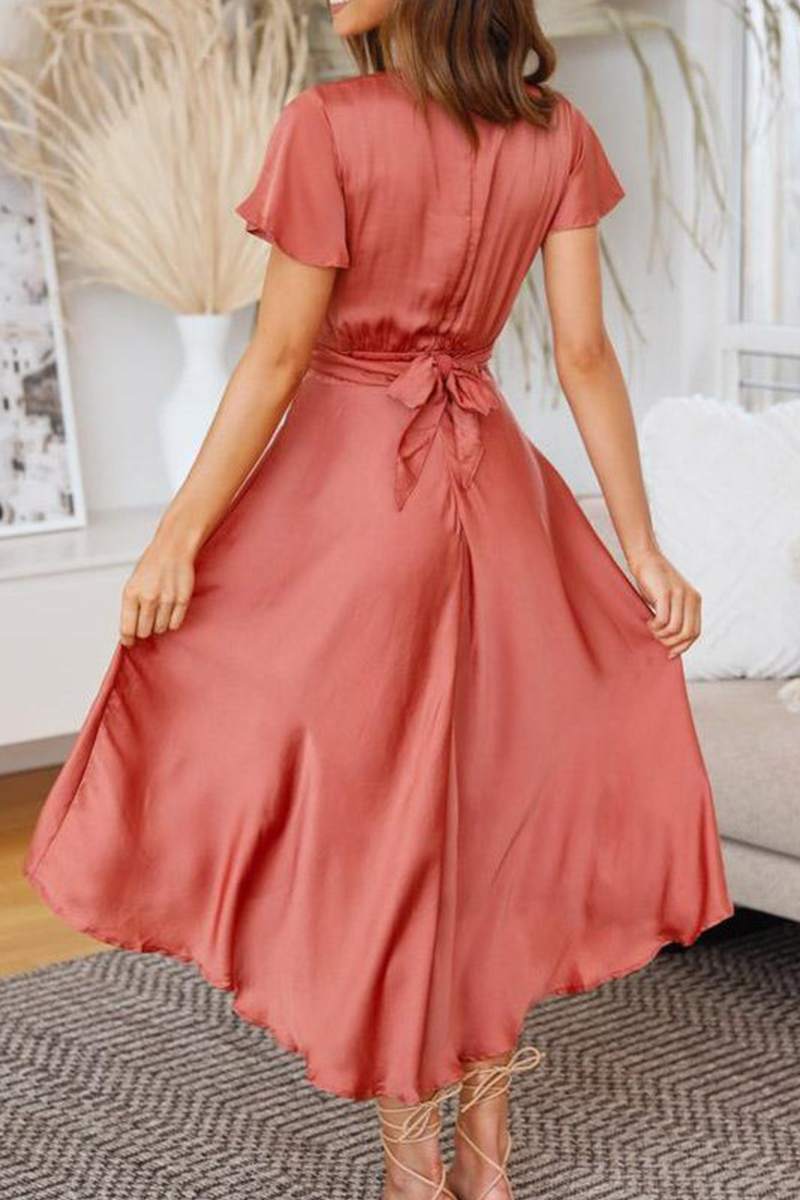 Elegante vestido largo irregular con escote en V, anudado y cinturón.