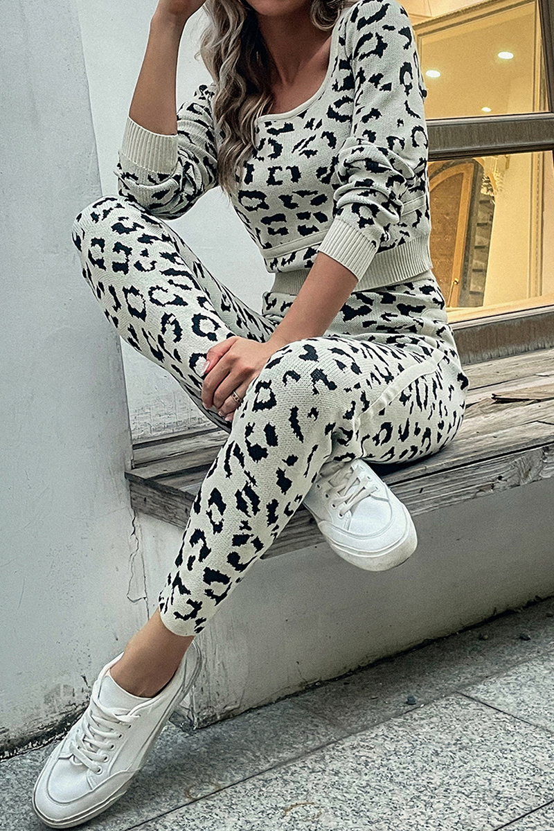 Conjunto informal de dos piezas con cuello redondo, manga larga y parches de leopardo