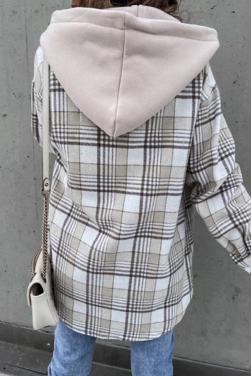 Prendas de abrigo casuales de moda con cuello vuelto y cuadros en contraste