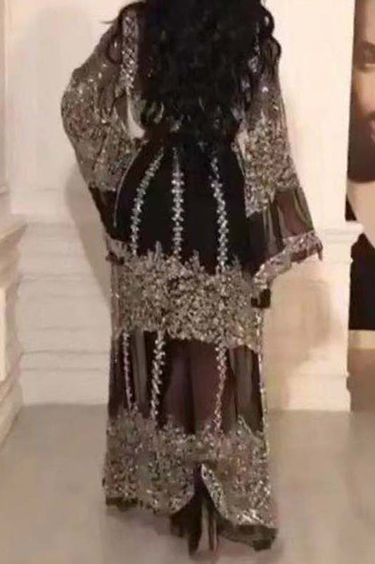 Elegante conjunto de dos piezas con cuello en V, manga larga y estampado universitario