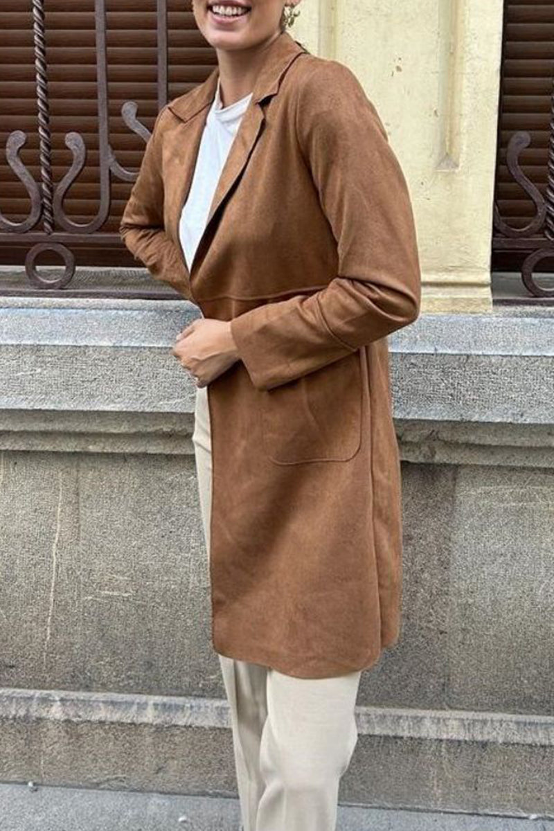 Prendas de abrigo con cuello vuelto, bolsillos lisos y simplicidad urbana