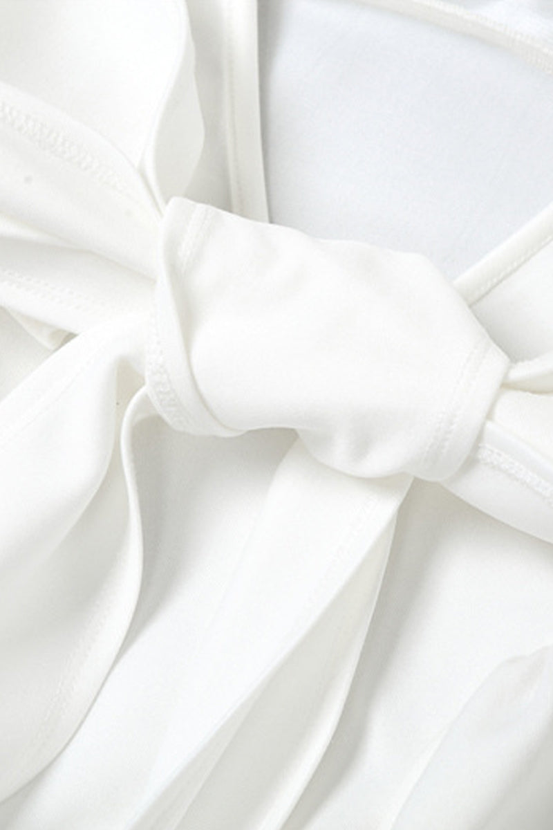 Vestidos de noche de dulce sencillez, lisos, sin espalda y con lazo y cuello cuadrado