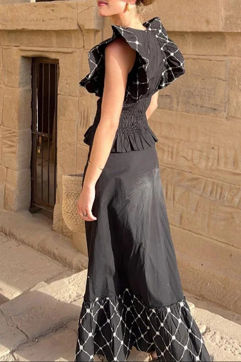 Elegante traje de dos piezas con cuello redondo y volantes con estampado geométrico