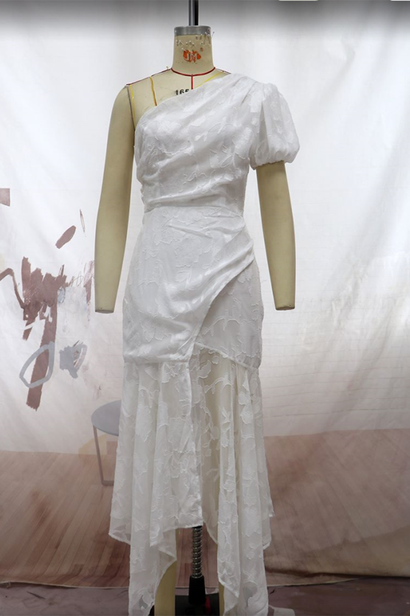 Elegantes vestidos de noche con cuello oblicuo asimétrico y patchwork liso