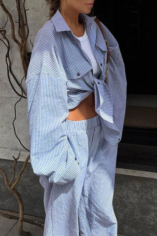 Conjunto de dos piezas informal de manga larga con cuello vuelto, bolsillos y contraste con estampado de rayas