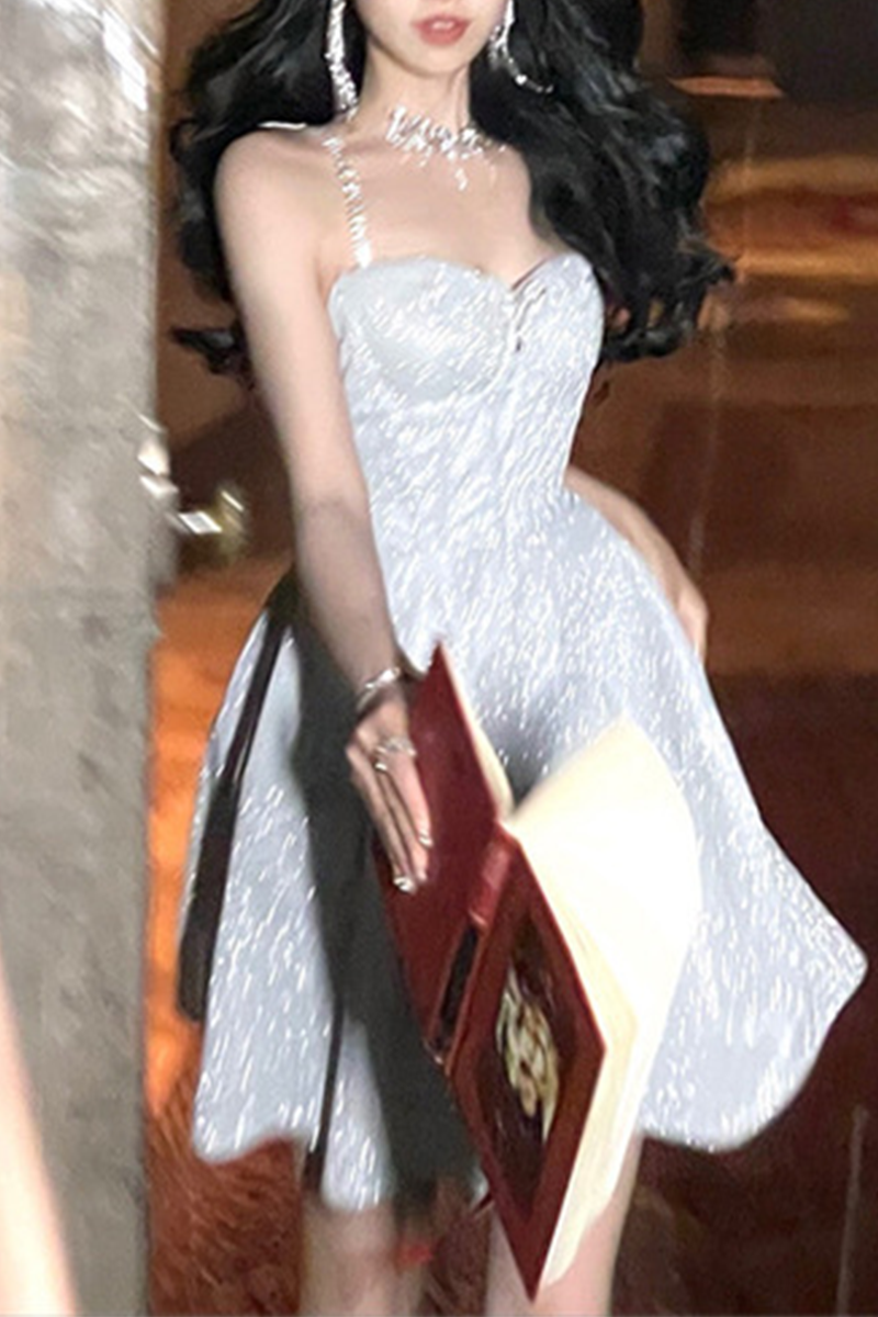 Vestidos de celebridades sexys con cadenas de colores sólidos y lentejuelas con cuello en V