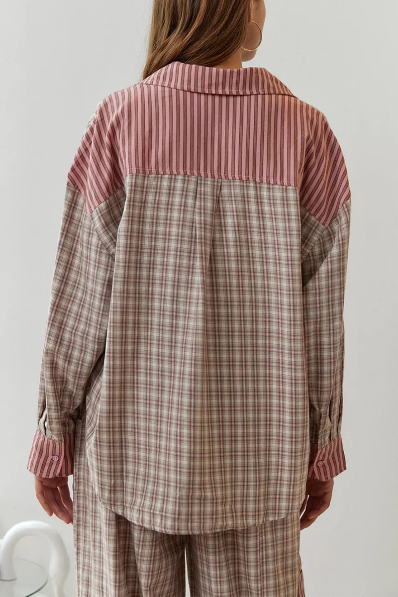 Conjunto informal de dos piezas con cuello vuelto, manga larga y bolsillo con cordón ajustable a cuadros