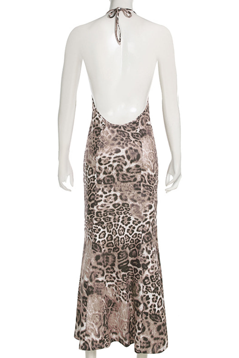 Elegante vestido largo con cuello halter, espalda descubierta y diseño de patchwork con estampado de leopardo