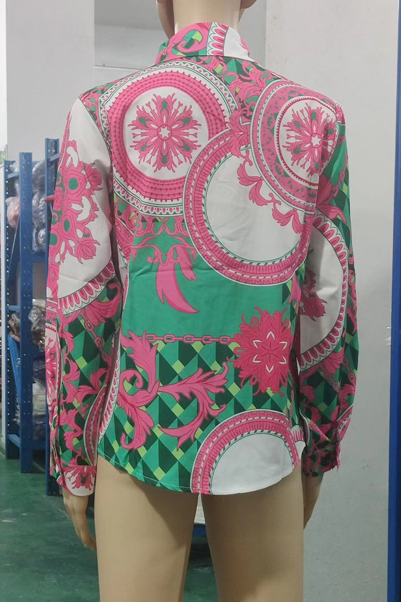 Blusas elegantes con cuello vuelto, botones y contraste con estampado floral