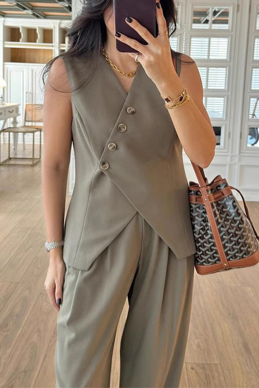 Conjunto informal de dos piezas con cuello en V, sin mangas, botones y color sólido
