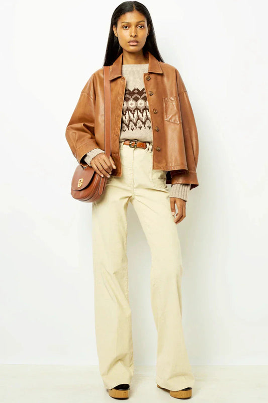 Chaqueta corta de cuero minimalista y cuadrada