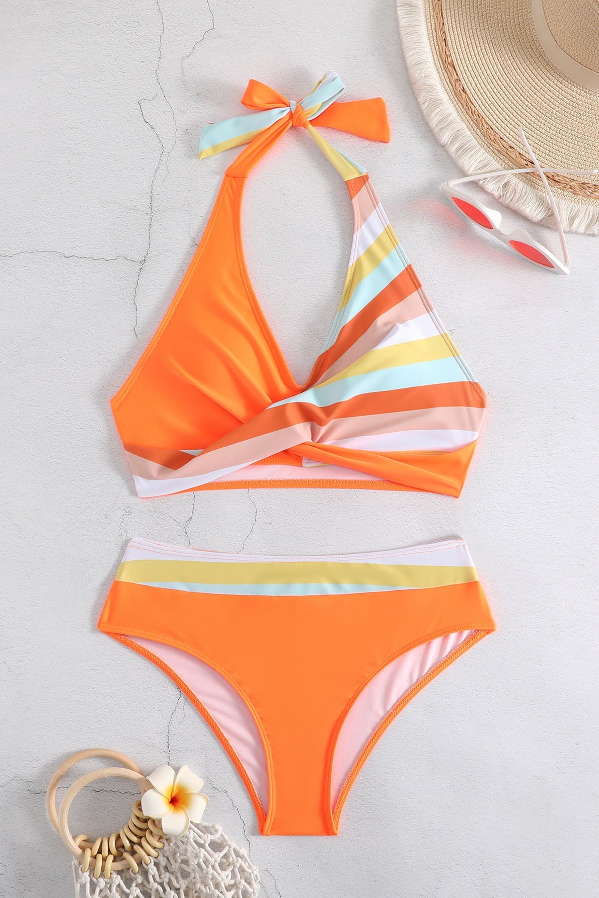 Traje de baño de bikini con cuello halter y bloques de color