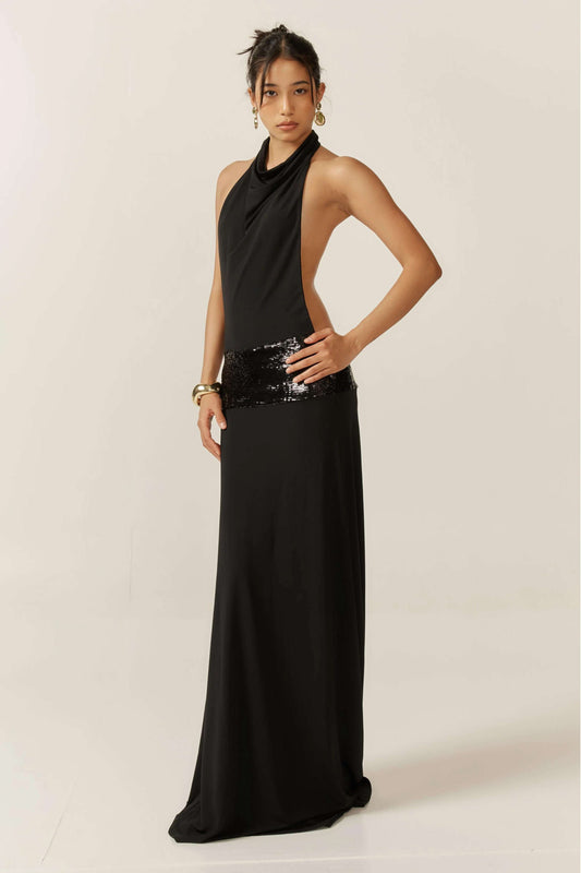 Vestido negro con cuello halter de Adele