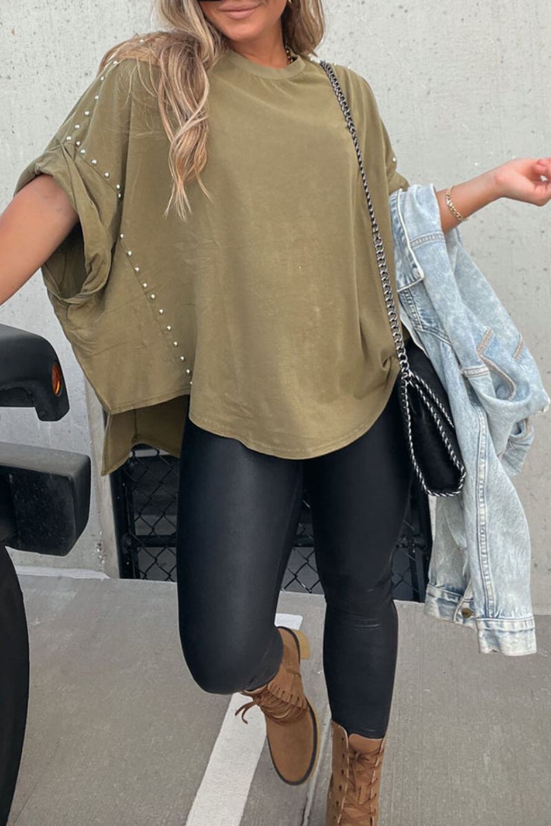 Camiseta extragrande con tachuelas y mangas enrollables