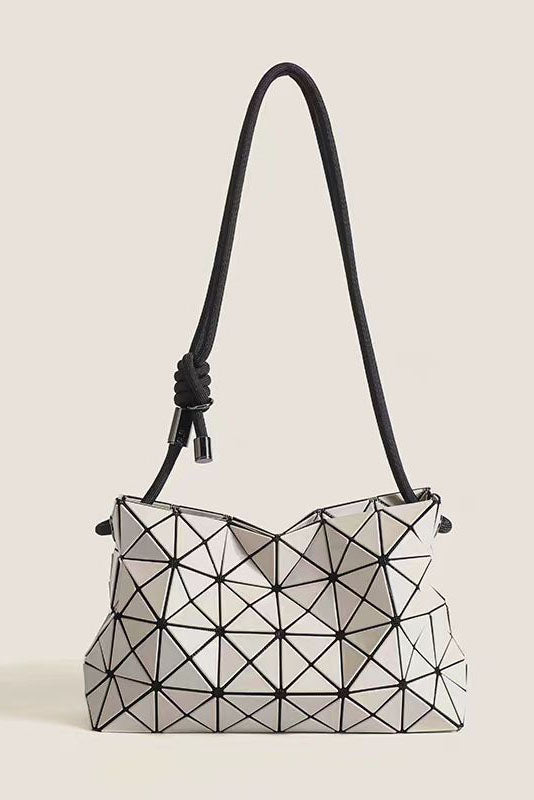 Bolso moderno con relieve geométrico