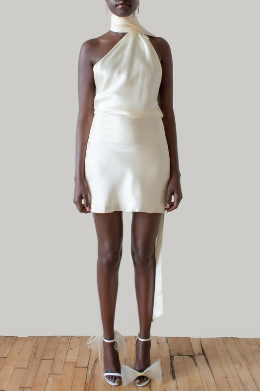 Minivestido de satén con cuello halter y espalda descubierta