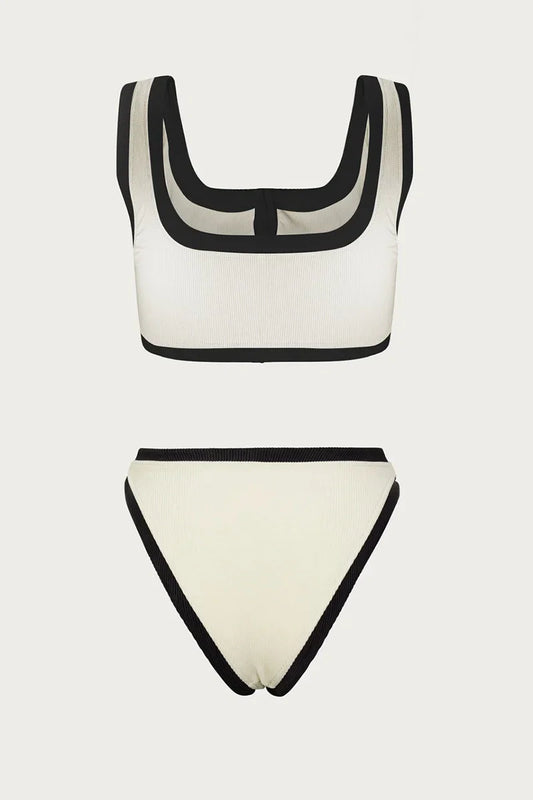 Traje de baño elegante de dos piezas con detalle de botones en contraste