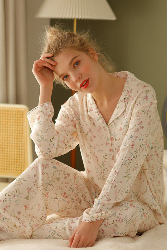 Conjunto de pijama floral con hojas de sauce