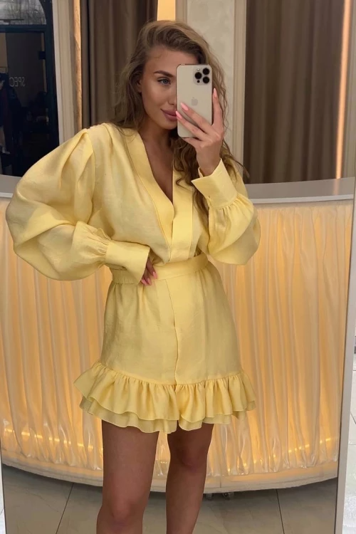 Yiping Story reaparece con minivestido