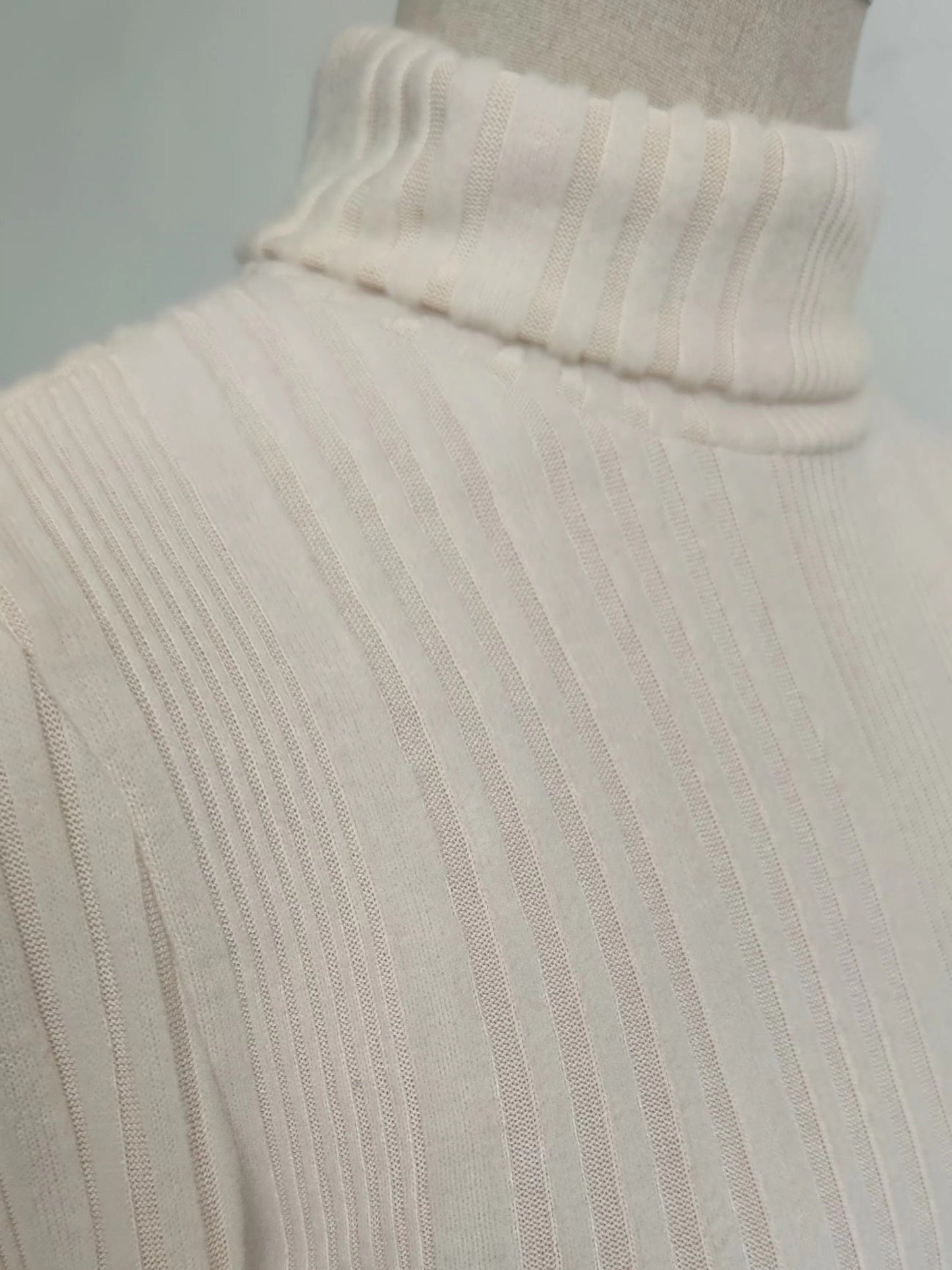 Elegante jersey de cuello alto acanalado beige para mujer | Ideal para otoño/invierno