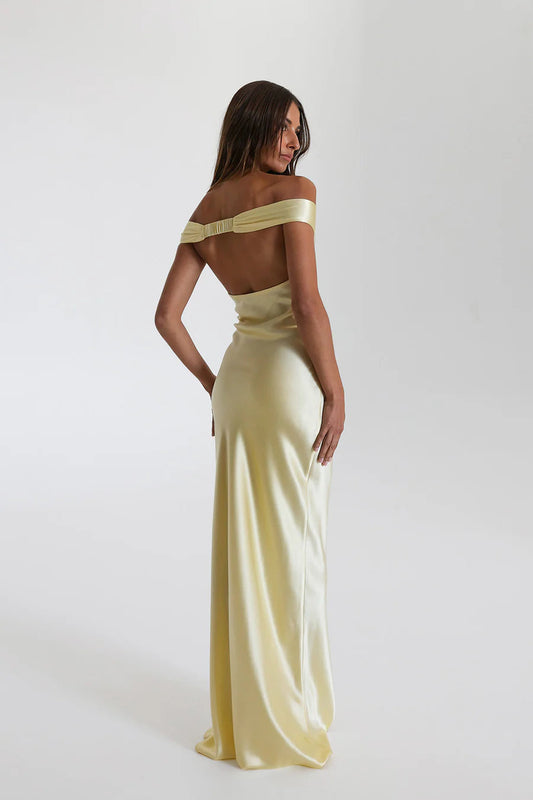 Vestido largo de satén con hombros descubiertos