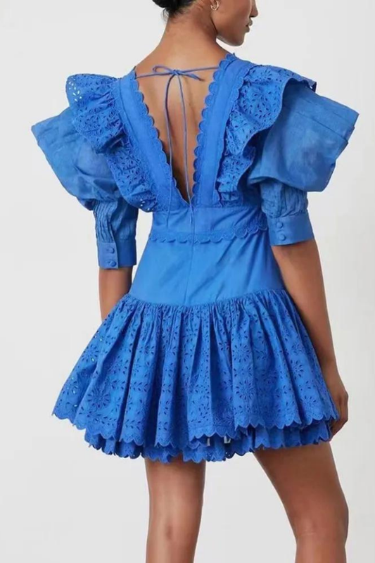 Vestido mini Éloïse con escote pronunciado y volantes en la espalda