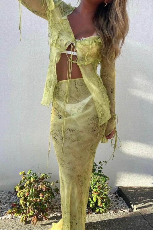 Traje de dos piezas con blusa y falda larga con estampado de orejas de madera y cobra