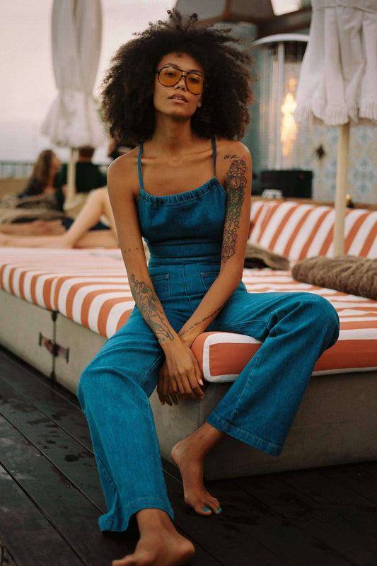 Mono vaquero acampanado con lazo en la espalda