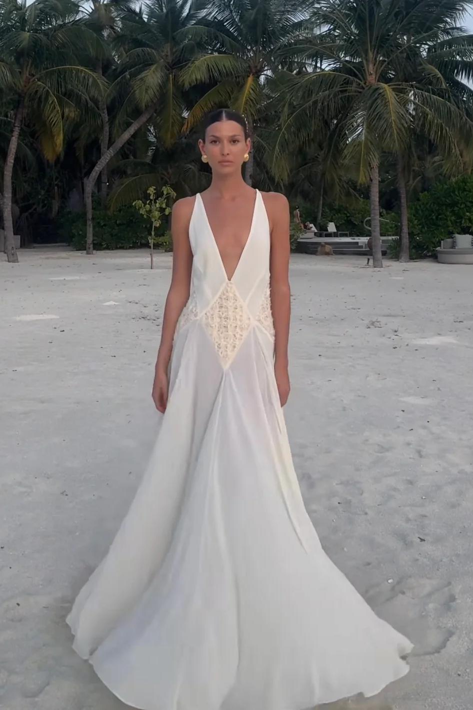 Vestido largo Lavinia con escote en V pronunciado