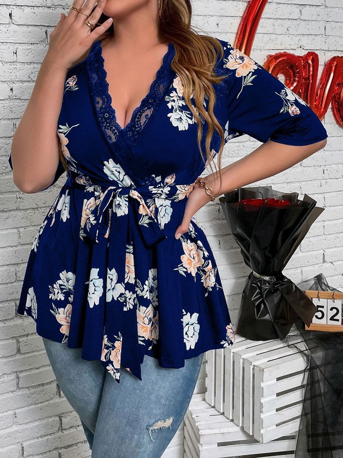 Blusa informal de talla grande con encaje y estampado floral, cuello en V, manga corta y cordones para mujer
