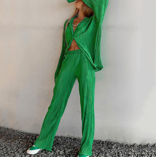 Conjunto deportivo informal de dos piezas para mujer: blusa holgada de manga larga con pliegues y botonadura sencilla y pantalón ancho de color liso.
