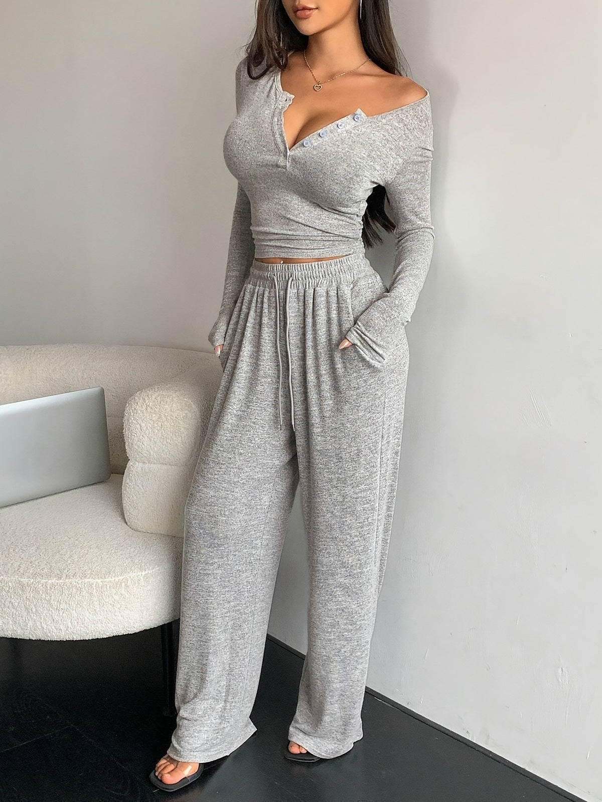 Conjunto de dos piezas de camiseta y pantalones holgados de manga larga ajustados de color liso para mujer