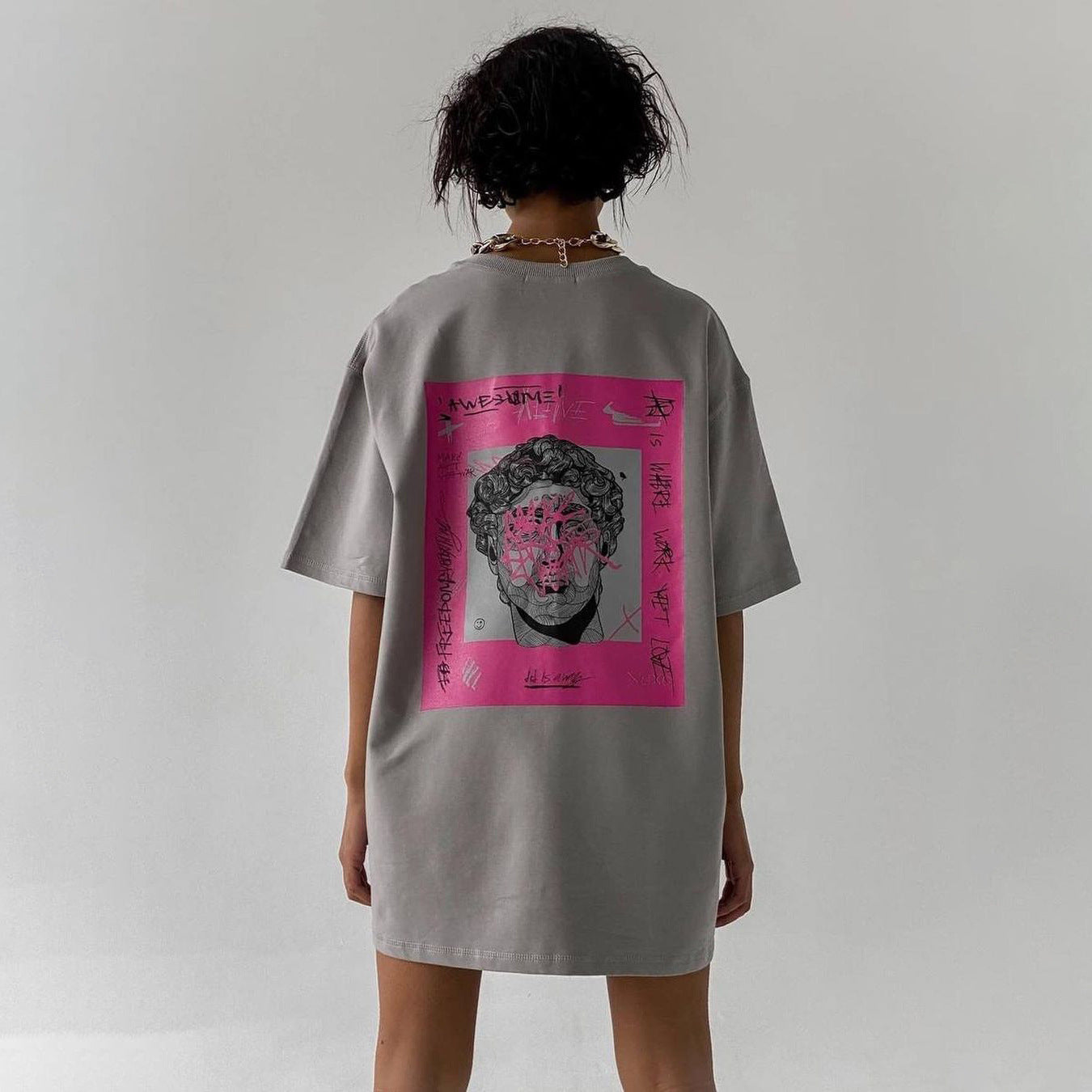 Camiseta informal holgada de manga corta con cuello redondo y estampado gráfico para mujer