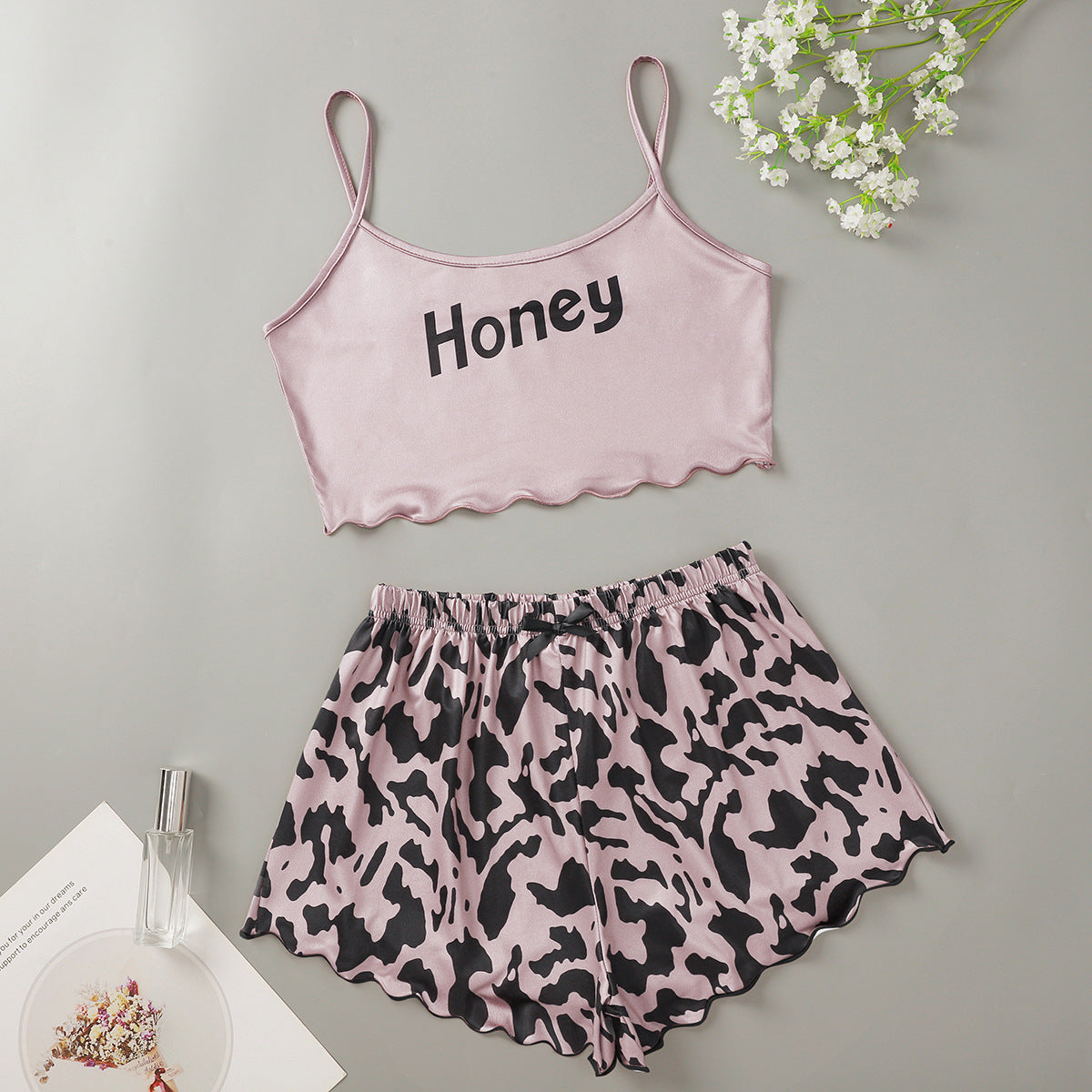Conjunto de pijama informal atrevido con top corto sin mangas y pantalones cortos para mujer