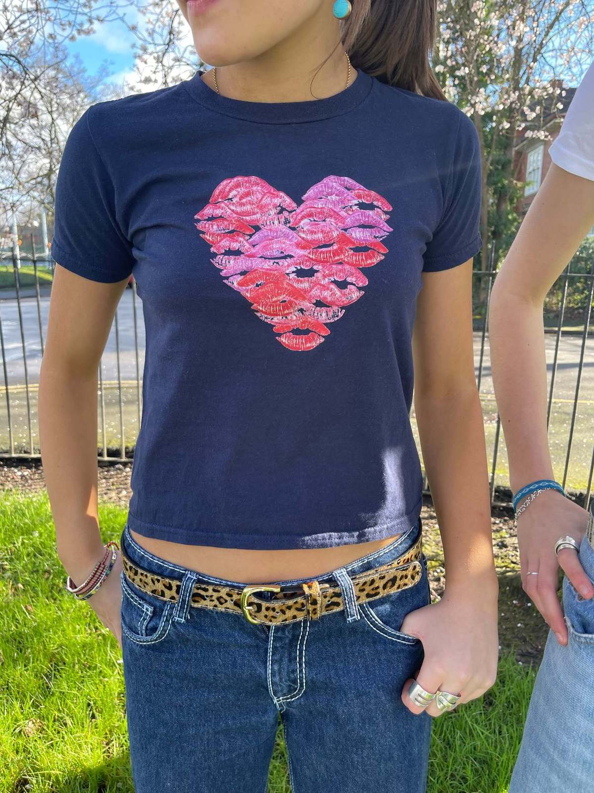 Camiseta informal de manga corta ajustada con estampado de labios y corazón para mujer