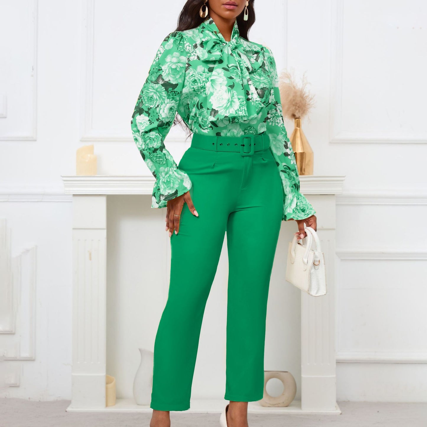 Conjunto de dos piezas de blusa y pantalón de color liso con estampado floral informal para mujer