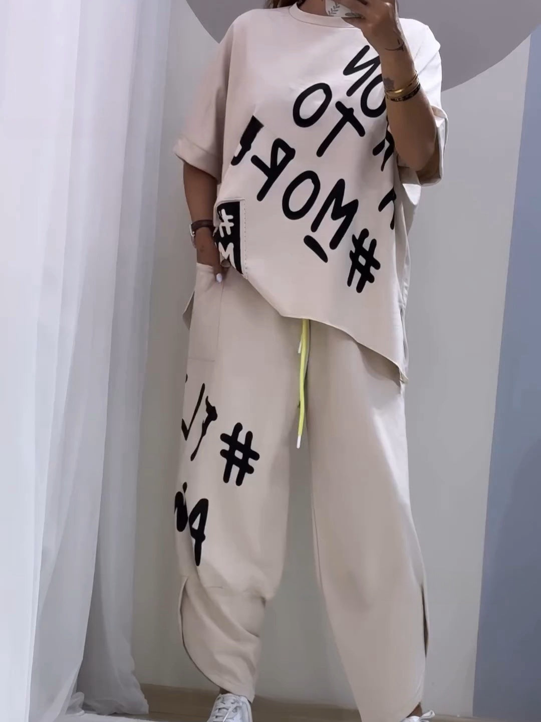 Conjunto de dos piezas de top y pantalón de manga corta con cuello redondo y estampado de letras para mujer