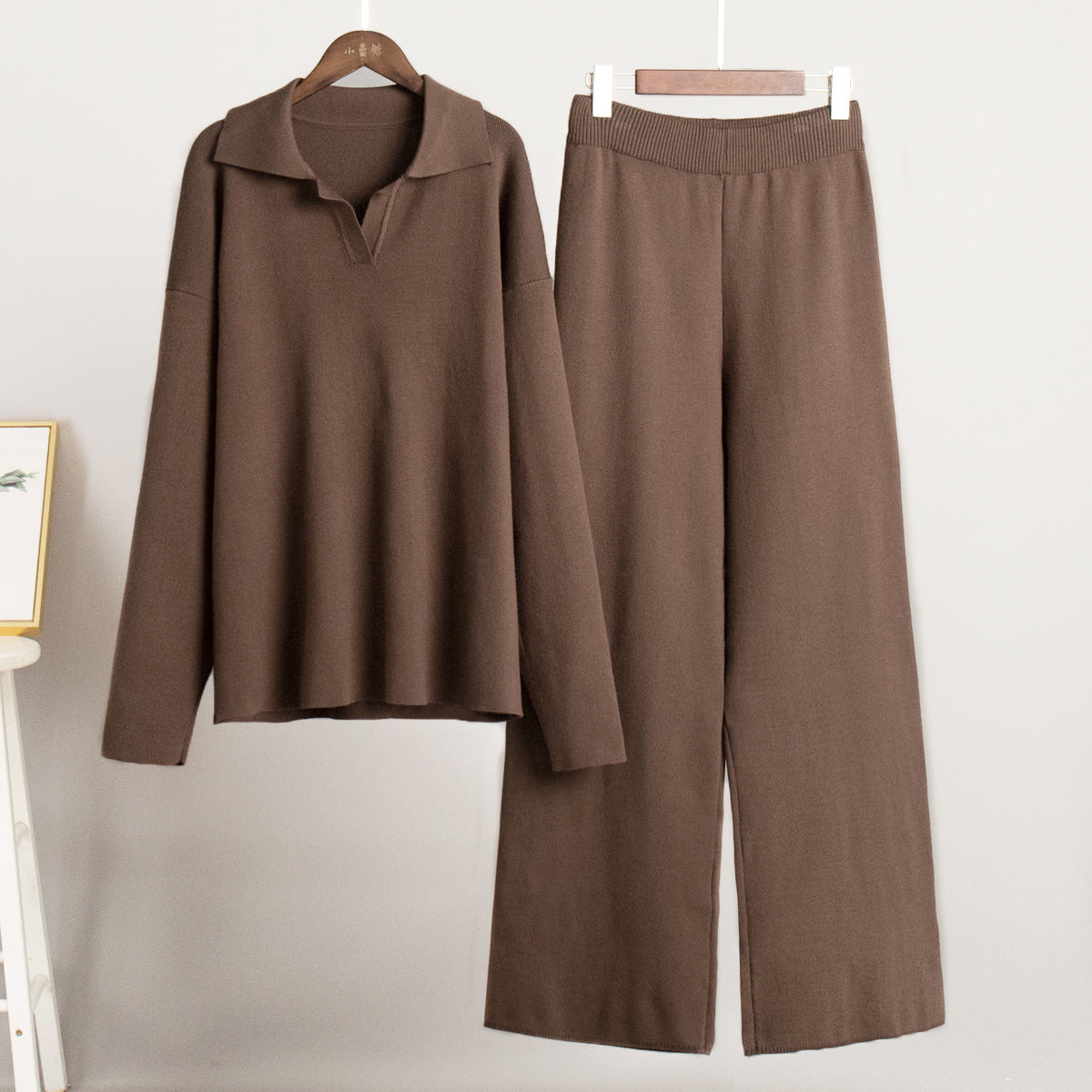 Conjunto de dos piezas de camiseta y pantalones de manga larga de punto con cuello polo informal para mujer
