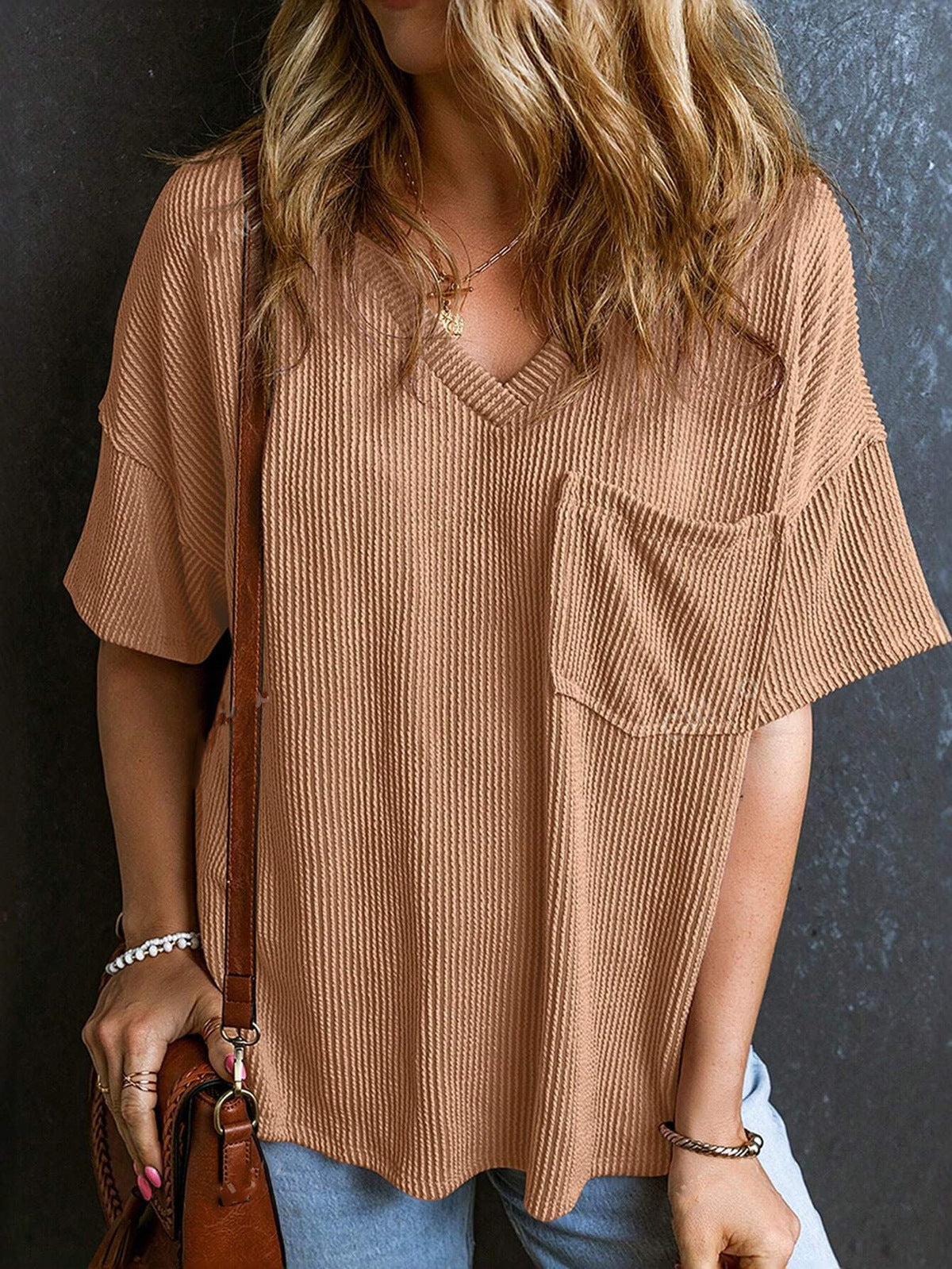 Camiseta informal de manga corta con cuello en V y bolsillo con hilo de color liso para mujer