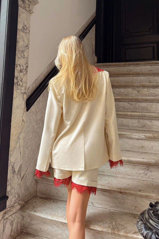 Conjunto de pantalones cortos con detalle de encaje en color blanco roto