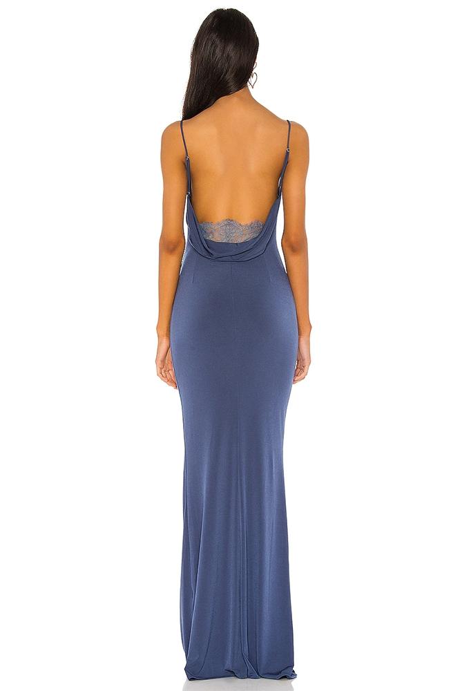Vestido largo de encaje lila con cuello vuelto y espalda descubierta