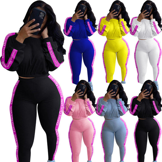 Conjunto deportivo informal para mujer con top corto de punto acanalado con estampado de letras y pantalones ajustados con bloques de color