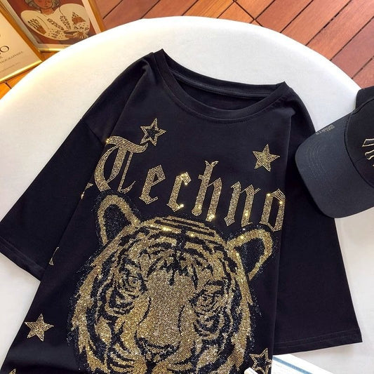 Camiseta informal de manga corta con cuello redondo y estampado de letras de tigre y diamantes de imitación para mujer