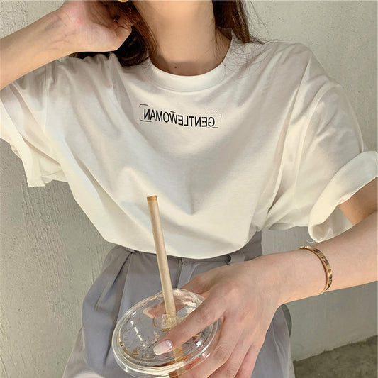 Camiseta informal de manga corta con cuello redondo y estampado de letras en color liso para mujer